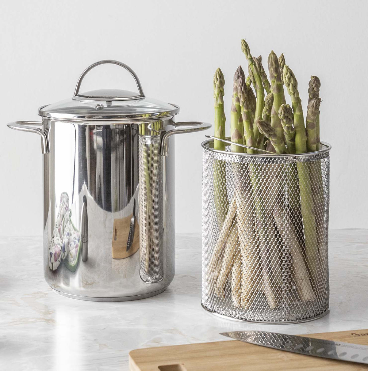 Cuoci asparagi, verdure e pasta